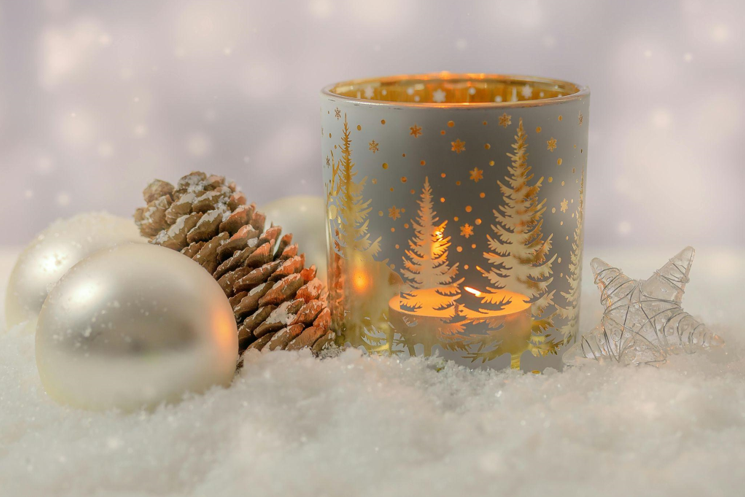 The Benefits of Prelit Artificial Christmas Trees 